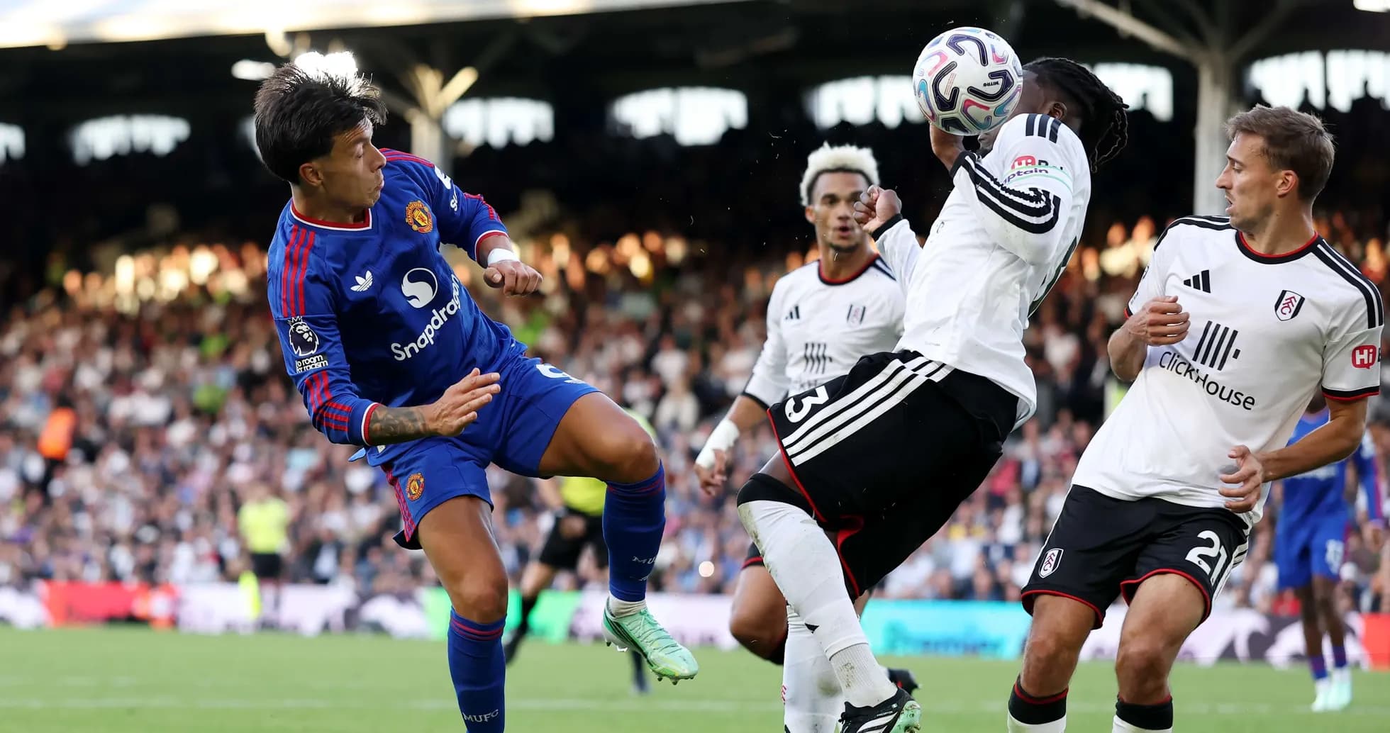 Acción del partido Fulham contra Manchester United Acción del partido Fulham contra Manchester United