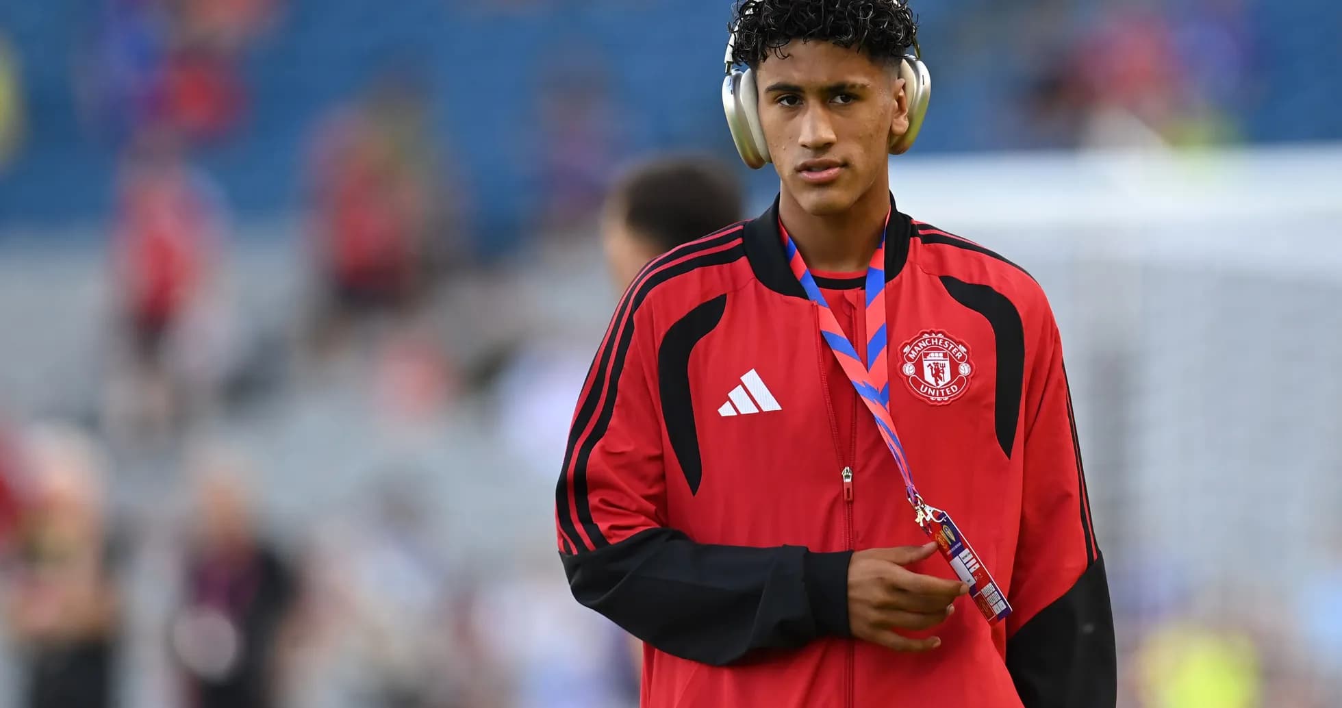 Jugador de Manchester United con auriculares y medalla Jugador de Manchester United con auriculares y medalla