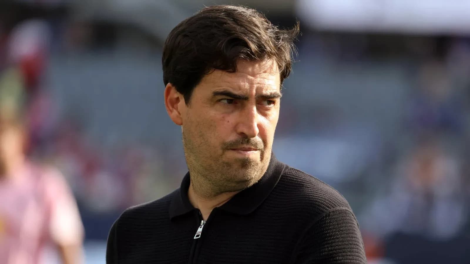 Entrenador observando el partido desde la banda Entrenador observando el partido desde la banda