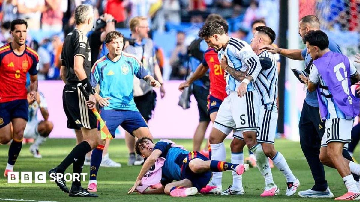 Jugadores de Argentina y España discutiendo durante el partido Jugadores de Argentina y España discutiendo durante el partido