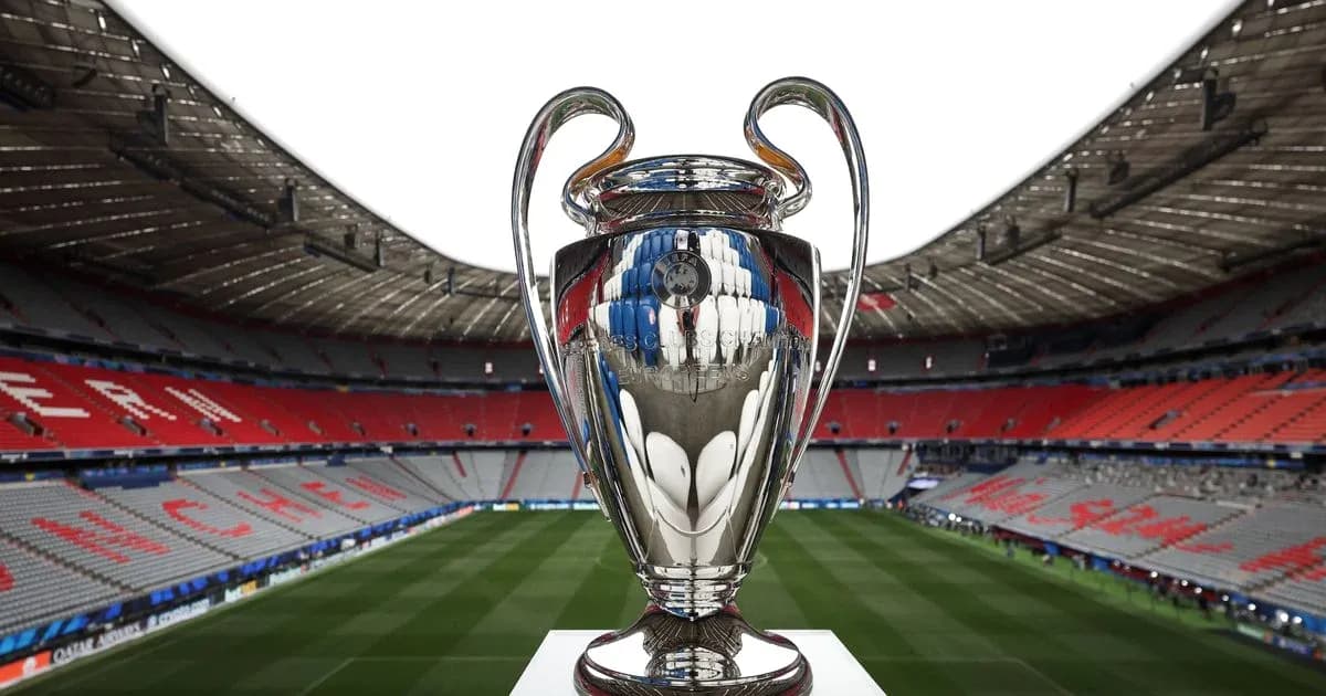 Trofeo de la UEFA Champions League en estadio vacío Trofeo de la UEFA Champions League en estadio vacío