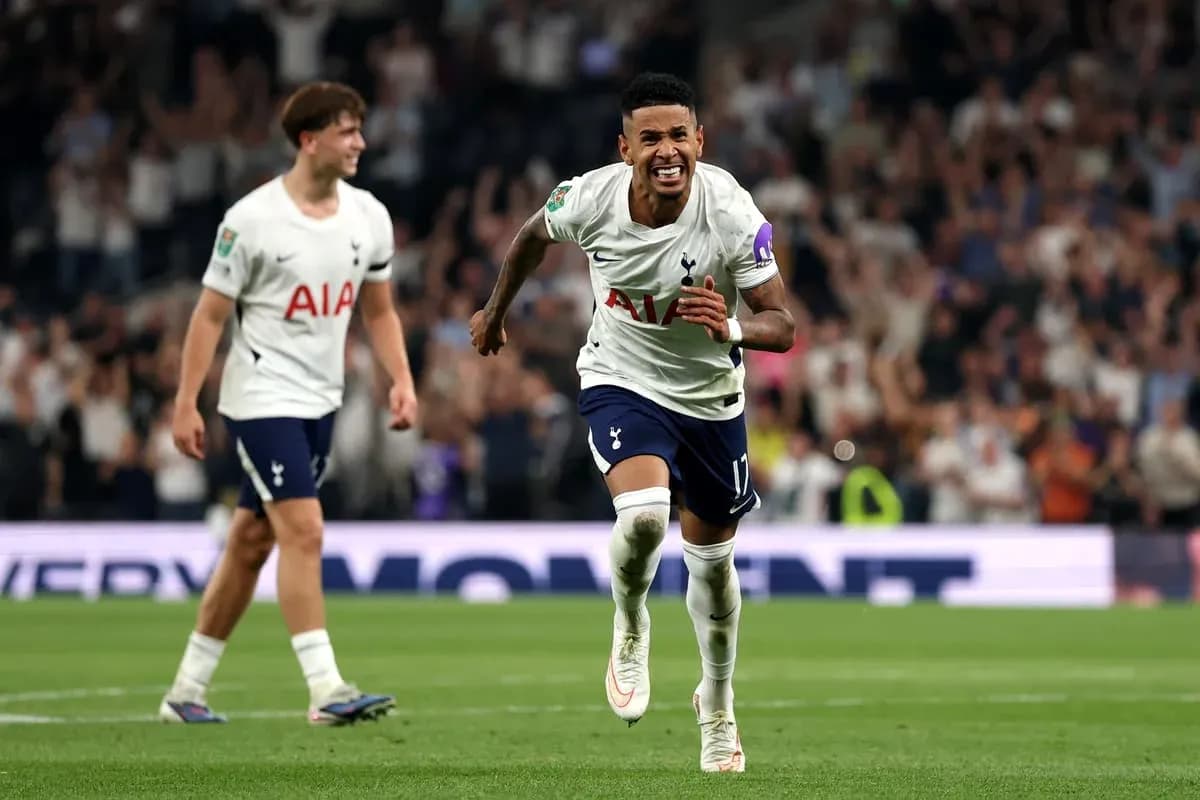 Jugador de Tottenham celebrando un gol en el estadio Jugador de Tottenham celebrando un gol en el estadio