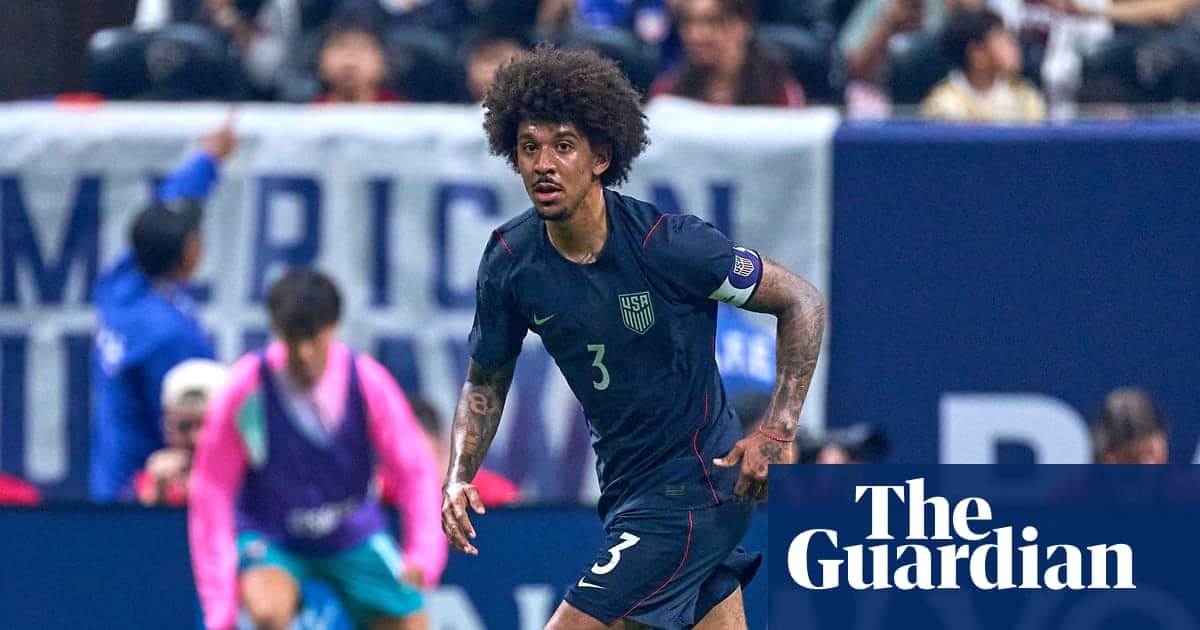 Jugador de Estados Unidos corriendo durante un partido Jugador de Estados Unidos corriendo durante un partido