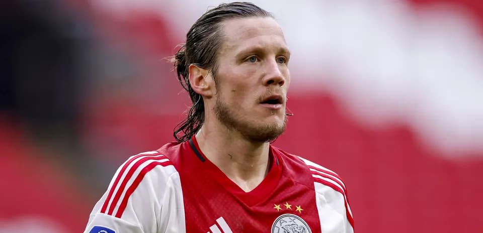 Jugador de Ajax con camiseta roja y blanca en el campo Jugador de Ajax con camiseta roja y blanca en el campo