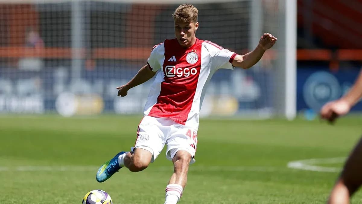 Jugador de Ajax disparando el balón en el campo Jugador de Ajax disparando el balón en el campo