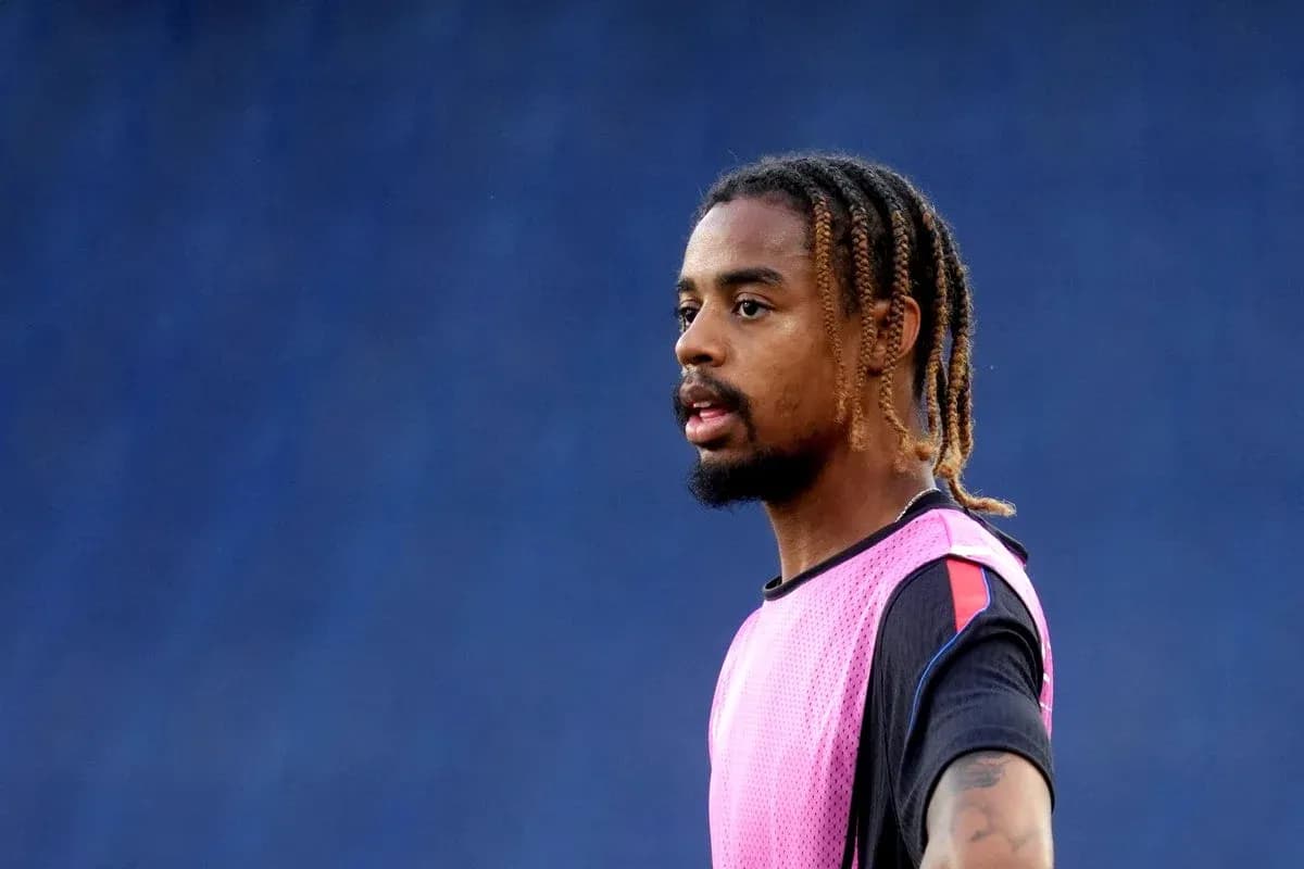 Jugador en sesión de entrenamiento con camiseta rosa Jugador en sesión de entrenamiento con camiseta rosa