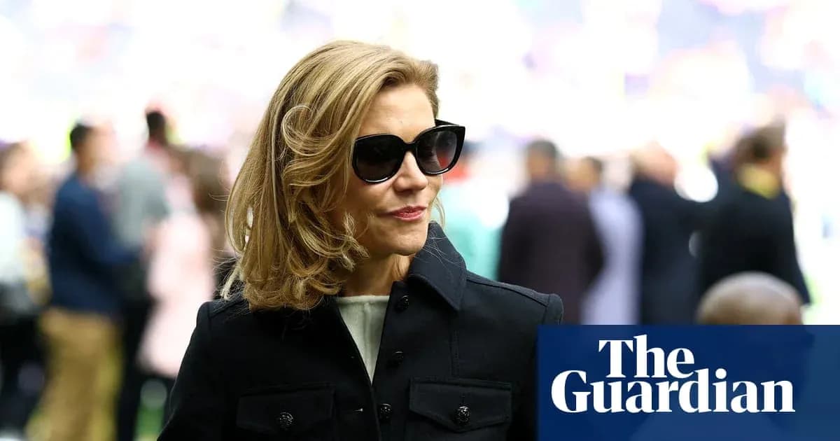 Mujer con gafas de sol en evento deportivo Mujer con gafas de sol en evento deportivo