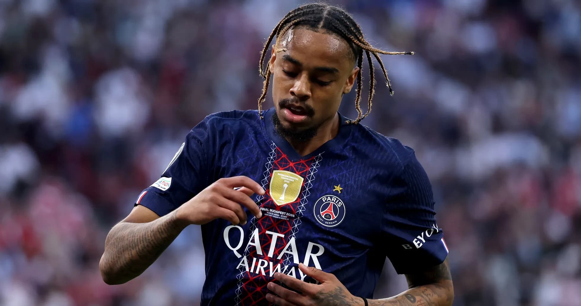 Jugador de PSG ajustando su insignia en el uniforme Jugador de PSG ajustando su insignia en el uniforme