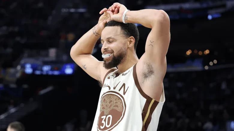 Jugador celebrando durante un partido de baloncesto Jugador celebrando durante un partido de baloncesto