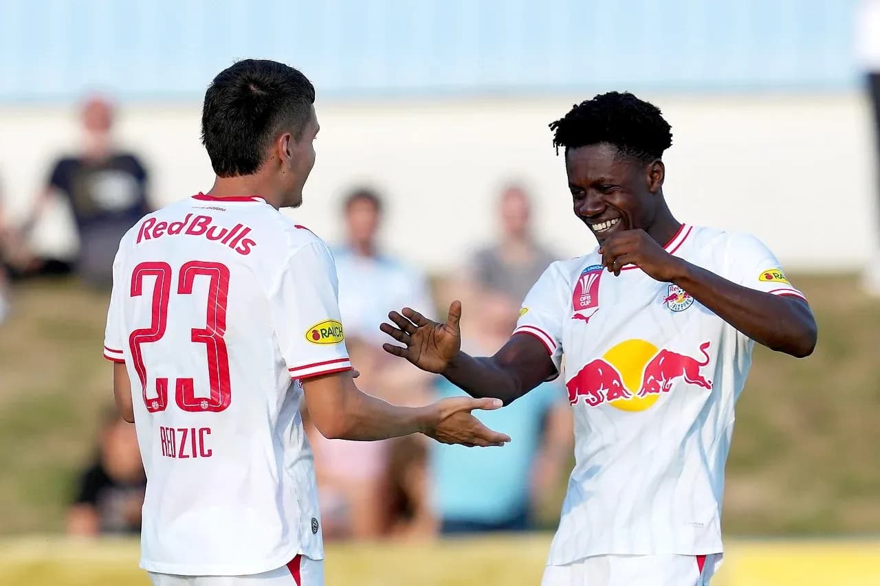 Jugadores de Red Bull Salzburg celebrando un gol Jugadores de Red Bull Salzburg celebrando un gol