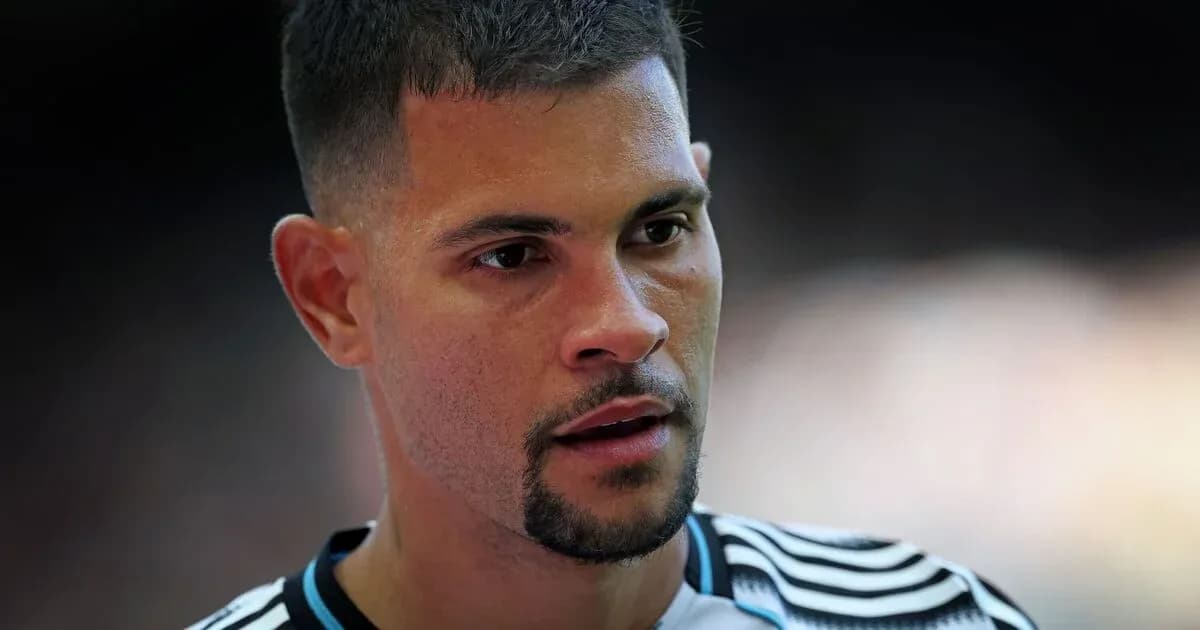 Jugador de fútbol en uniforme, mirando atentamente Jugador de fútbol en uniforme, mirando atentamente
