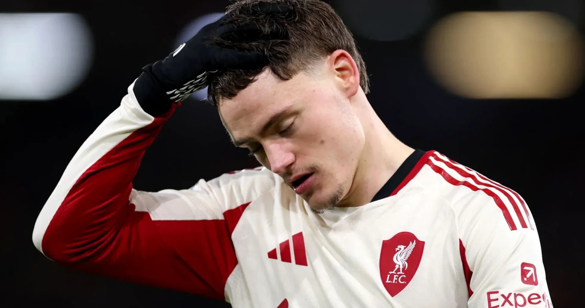 Jugador de Liverpool con la cabeza agachada tras partido Jugador de Liverpool con la cabeza agachada tras partido
