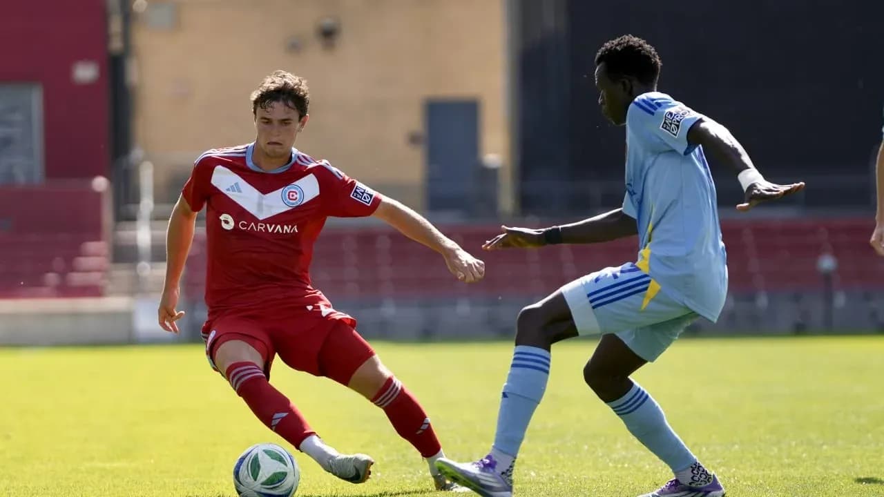Jugadores de Chicago Fire II y Atlanta United II en acción Jugadores de Chicago Fire II y Atlanta United II en acción