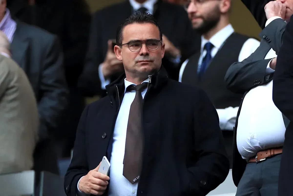 Hombre con gafas en la tribuna durante el partido Hombre con gafas en la tribuna durante el partido