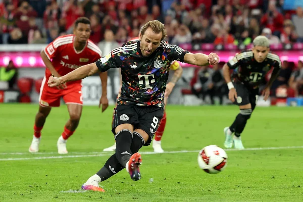 Jugador ejecutando un penalti durante el partido Jugador ejecutando un penalti durante el partido