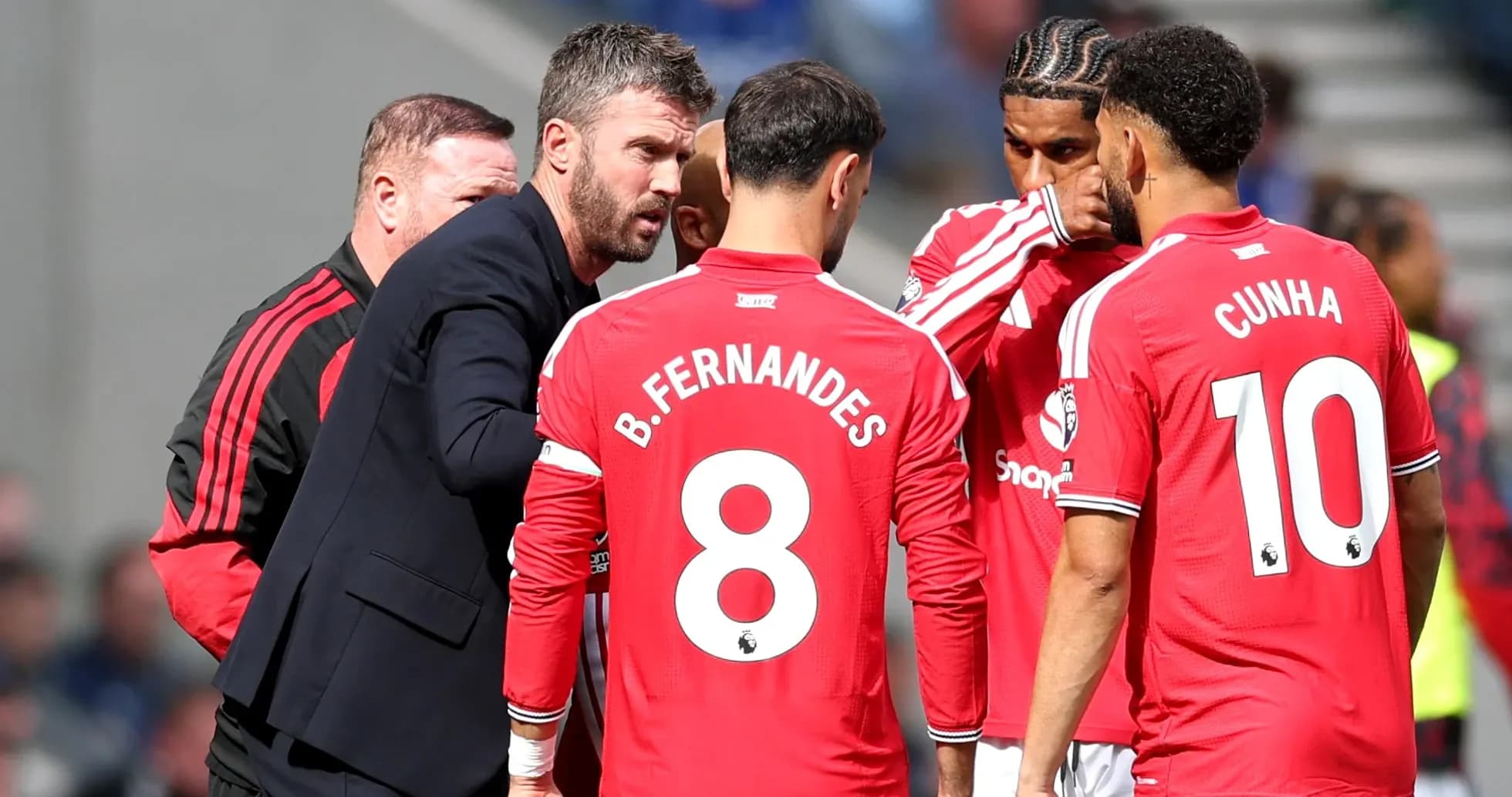 Entrenador hablando con jugadores de Manchester United Entrenador hablando con jugadores de Manchester United