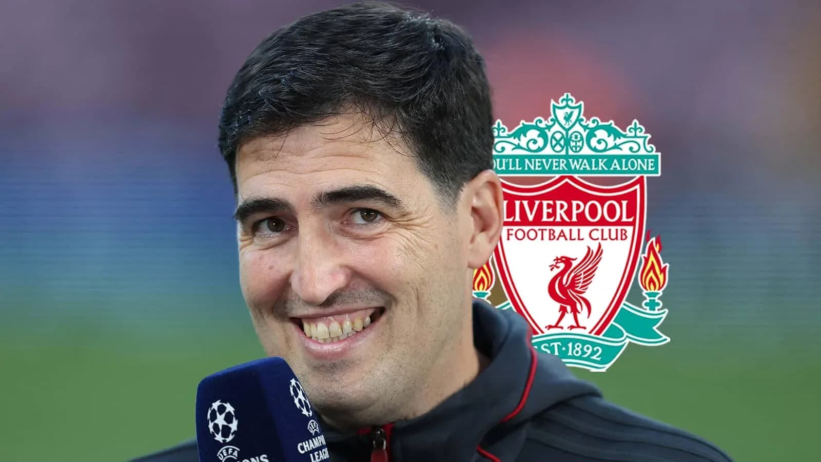 Persona sonriendo con micrófono y logo de Liverpool Persona sonriendo con micrófono y logo de Liverpool