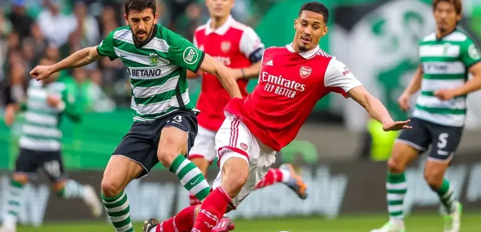 Jugador de Sporting CP y Arsenal en acción Jugador de Sporting CP y Arsenal en acción