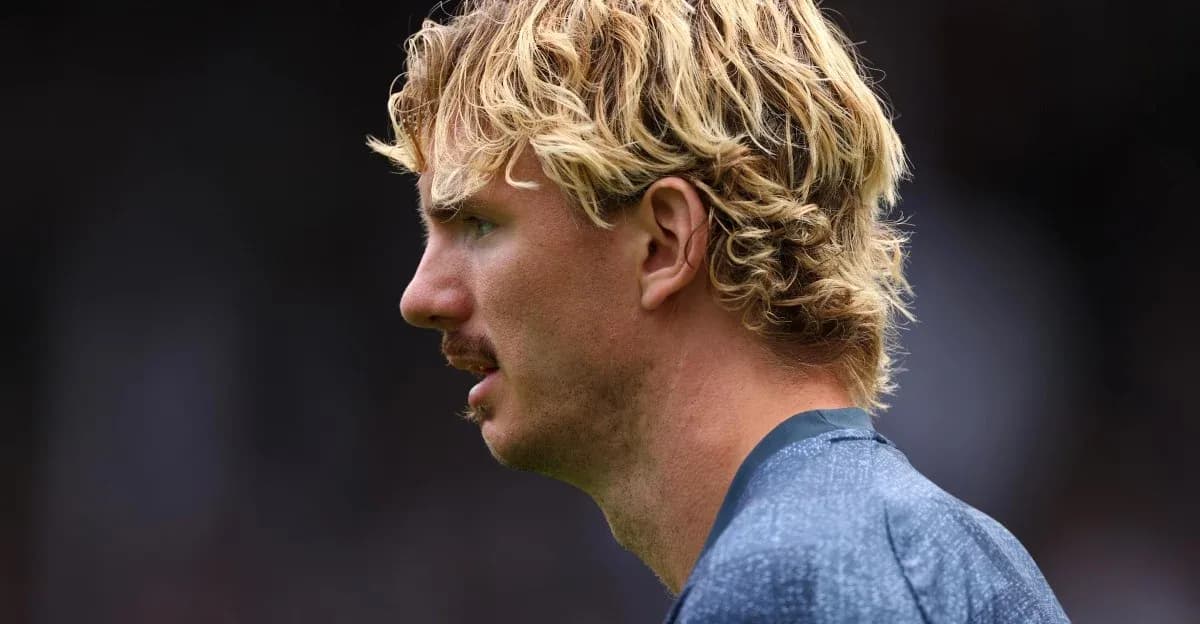 Jugador de perfil con cabello rizado y bigote Jugador de perfil con cabello rizado y bigote