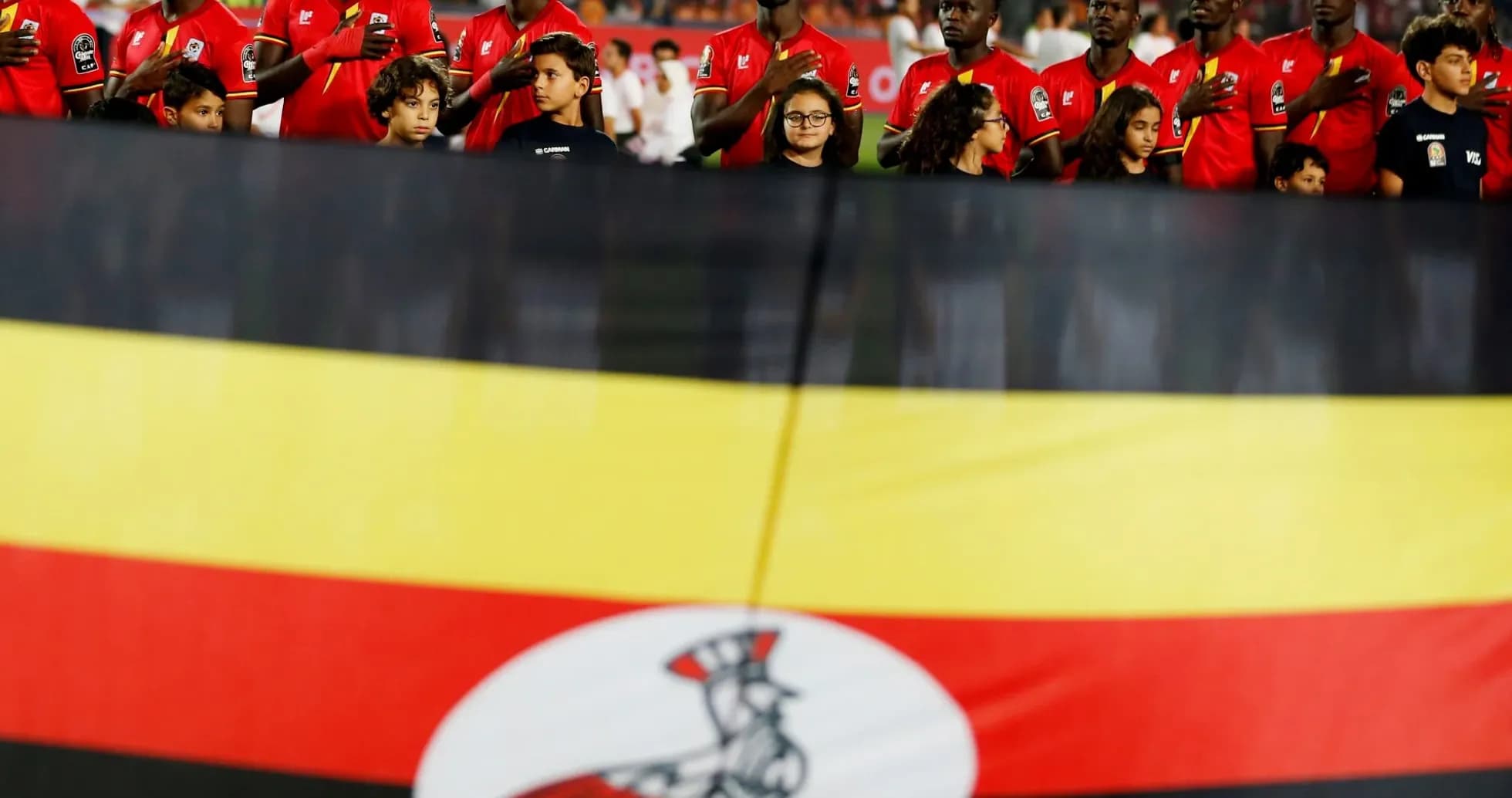 Jugadores de Uganda alineados con la bandera nacional Jugadores de Uganda alineados con la bandera nacional