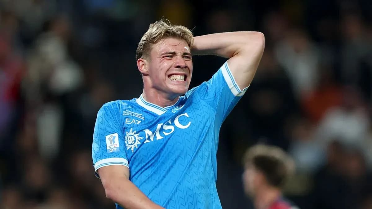 Jugador de fútbol con camiseta azul en acción Jugador de fútbol con camiseta azul en acción
