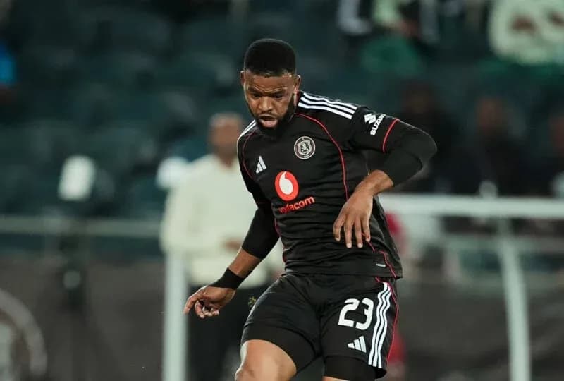 Jugador de Orlando Pirates controlando el balón en el campo Jugador de Orlando Pirates controlando el balón en el campo
