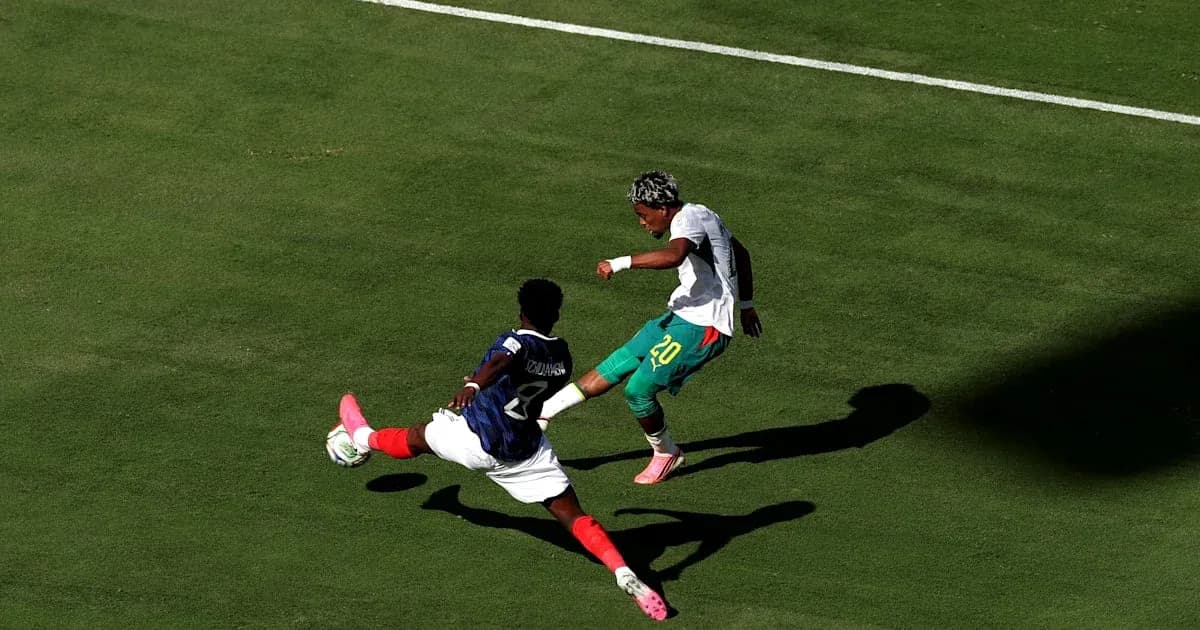 Jugador esquivando a rival en el campo de fútbol Jugador esquivando a rival en el campo de fútbol
