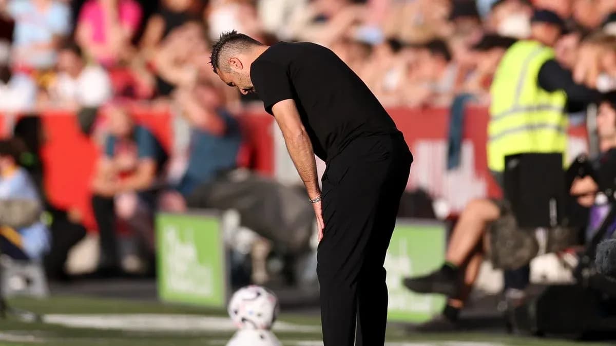 Entrenador observando el partido desde la banda Entrenador observando el partido desde la banda