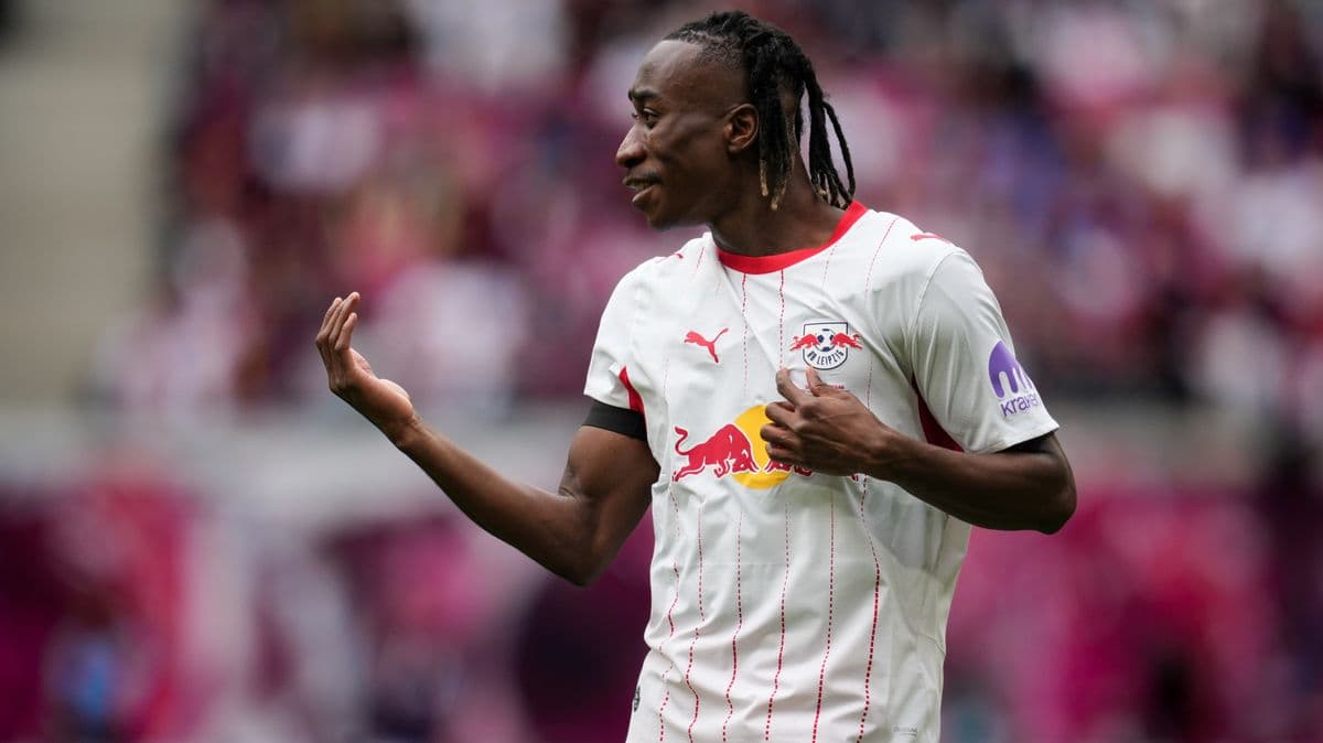 Jugador de RB Leipzig gesticulando en el campo Jugador de RB Leipzig gesticulando en el campo