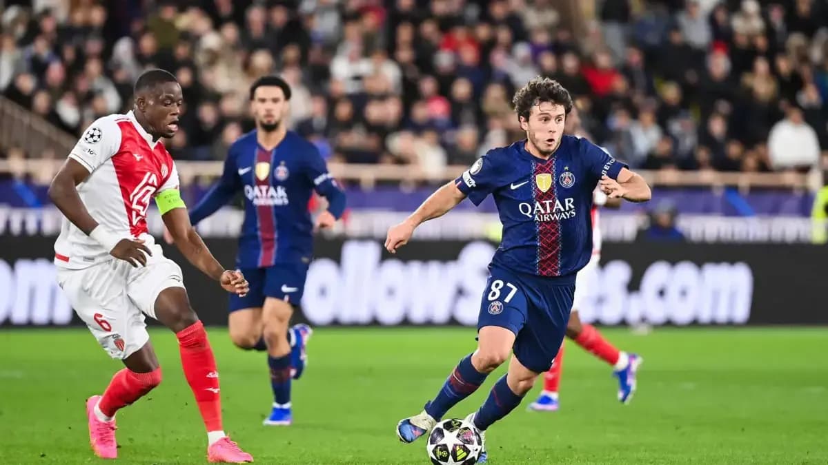 Jugadores de PSG y Mónaco en acción Jugadores de PSG y Mónaco en acción