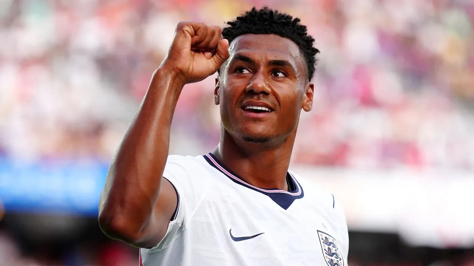 Jugador de Inglaterra levantando el puño en celebración Jugador de Inglaterra levantando el puño en celebración