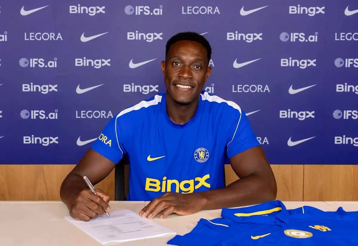 Jugador firmando contrato con el Chelsea FC Jugador firmando contrato con el Chelsea FC