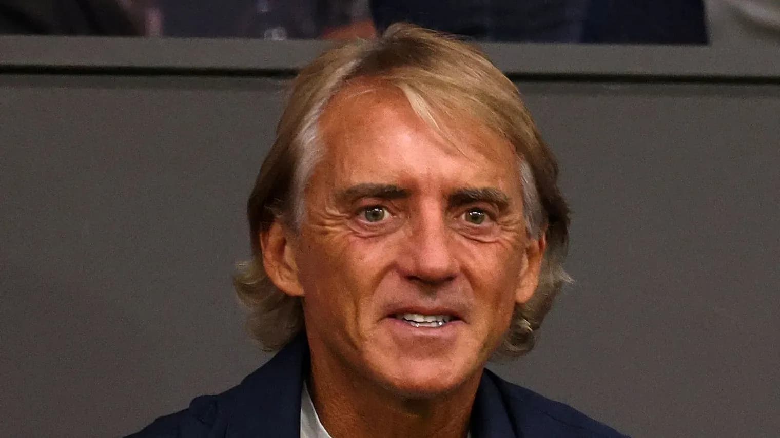 Hombre sonriendo en un ambiente deportivo Hombre sonriendo en un ambiente deportivo