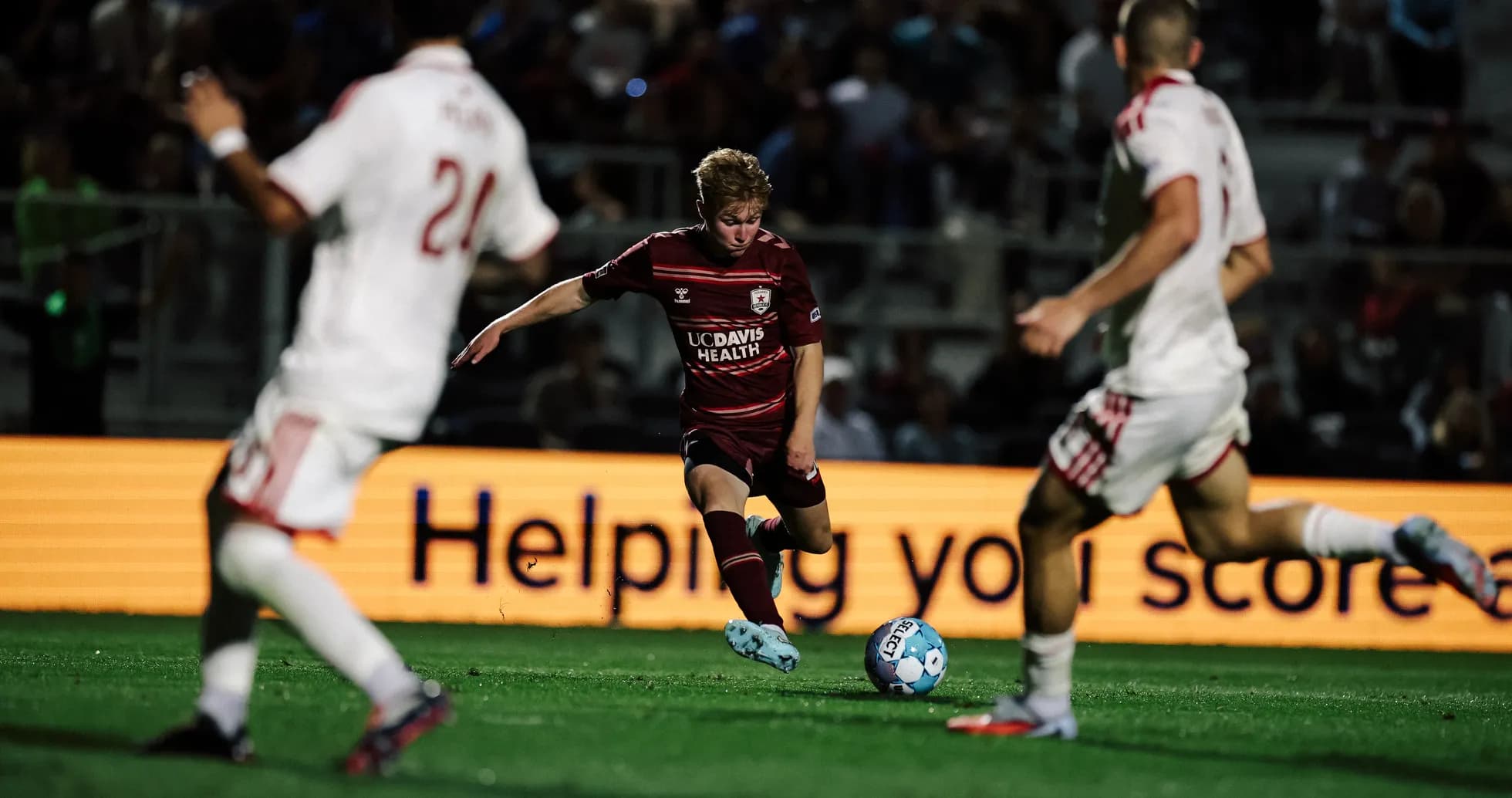 Un jugador del Sacramento Republic controla el balón Un jugador del Sacramento Republic controla el balón