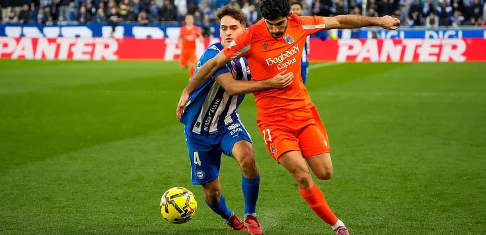 Jugadores luchando por el balón en La Liga Jugadores luchando por el balón en La Liga