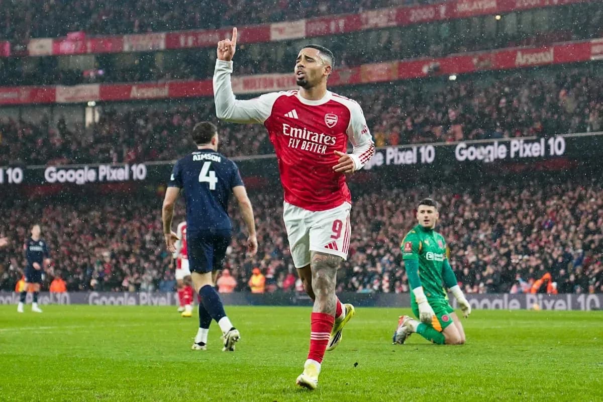 Jugador de Arsenal celebrando un gol en el campo Jugador de Arsenal celebrando un gol en el campo