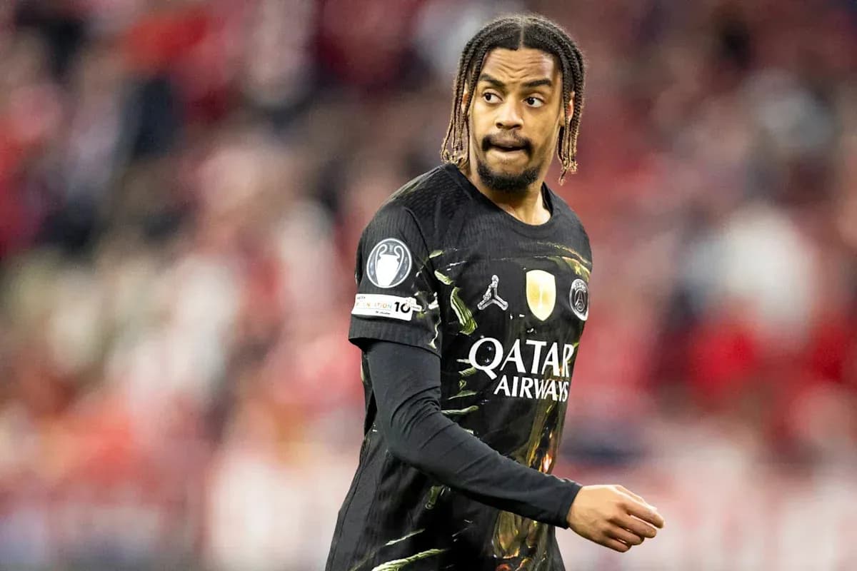 Jugador de fútbol en uniforme de PSG en el campo Jugador de fútbol en uniforme de PSG en el campo