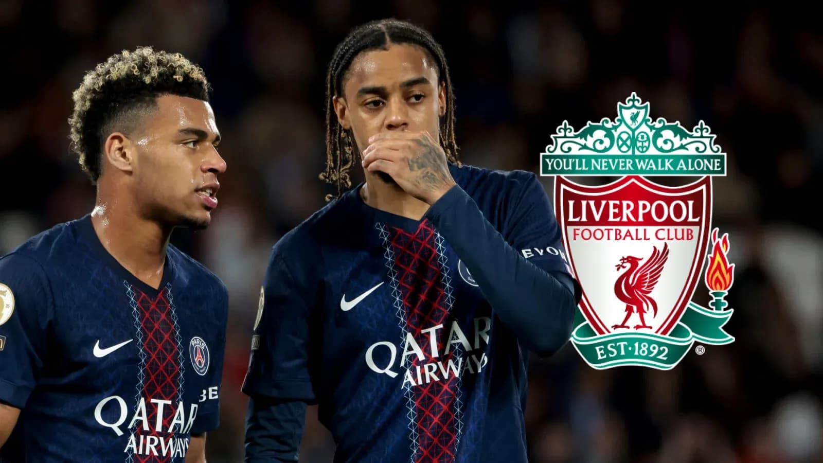 Jugadores de PSG durante partido, logo de Liverpool Jugadores de PSG durante partido, logo de Liverpool