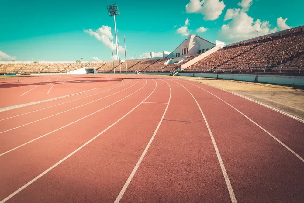 Pista de atletismo vacía en un estadio Pista de atletismo vacía en un estadio