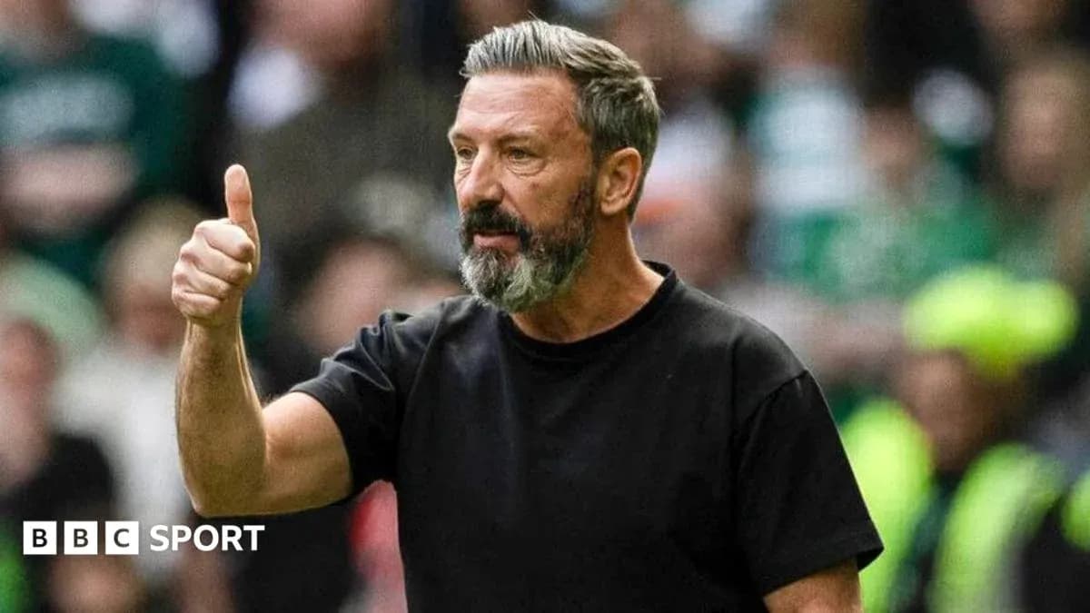 Entrenador dando señal de aprobación en el partido Entrenador dando señal de aprobación en el partido