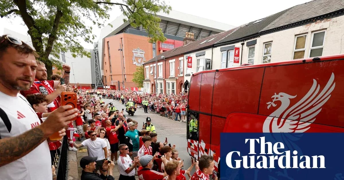 Aficionados de Liverpool esperando el autobús del equipo Aficionados de Liverpool esperando el autobús del equipo