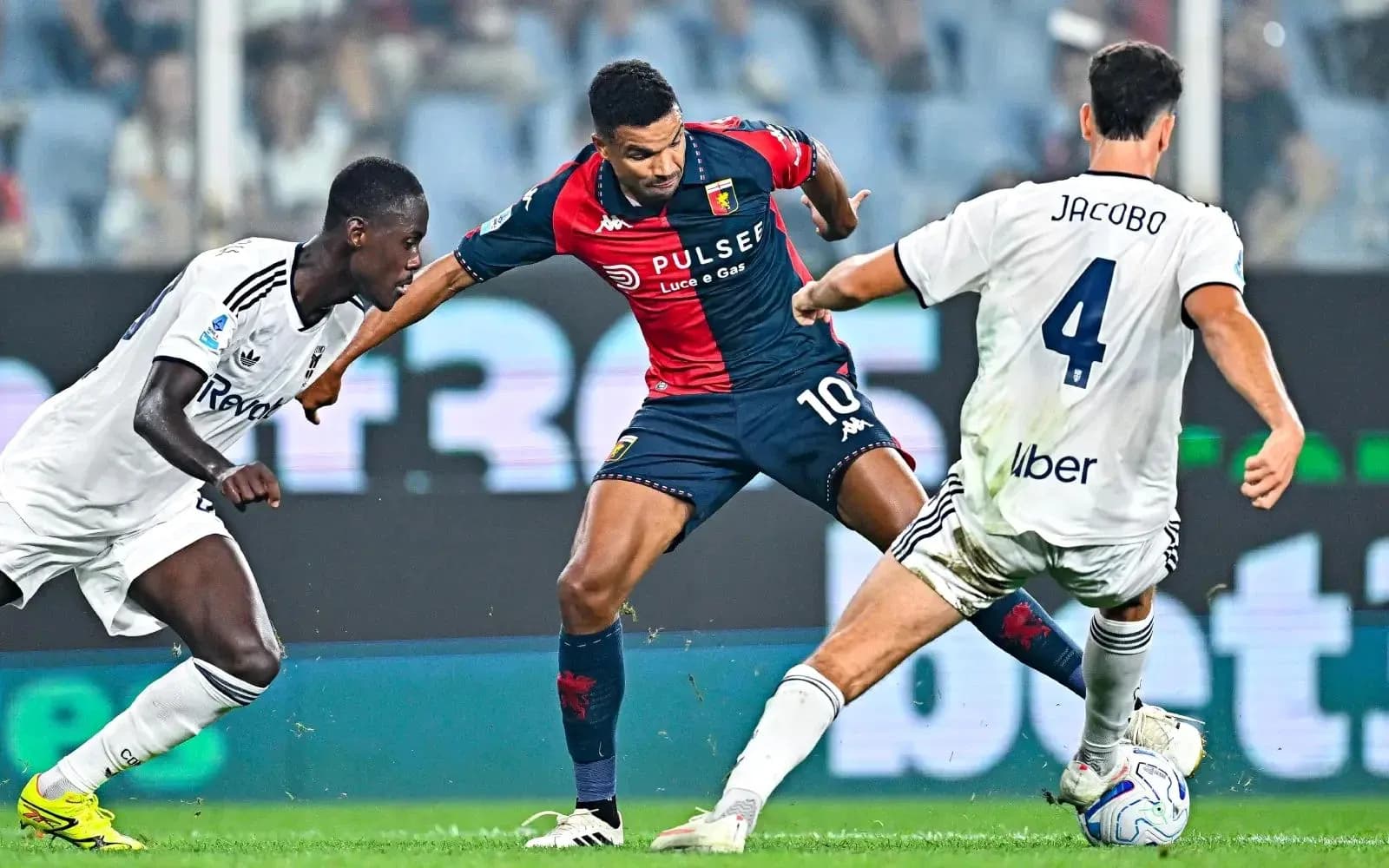Jugadores de Genoa y Como en acción Jugadores de Genoa y Como en acción