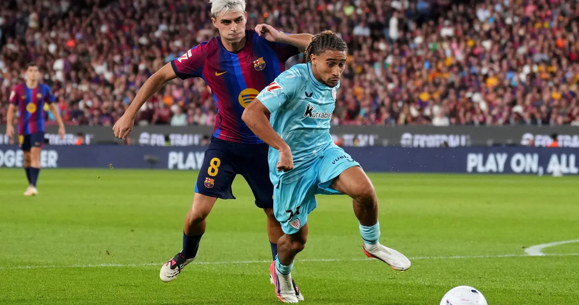 Jugador de Barcelona persiguiendo a oponente en el campo Jugador de Barcelona persiguiendo a oponente en el campo