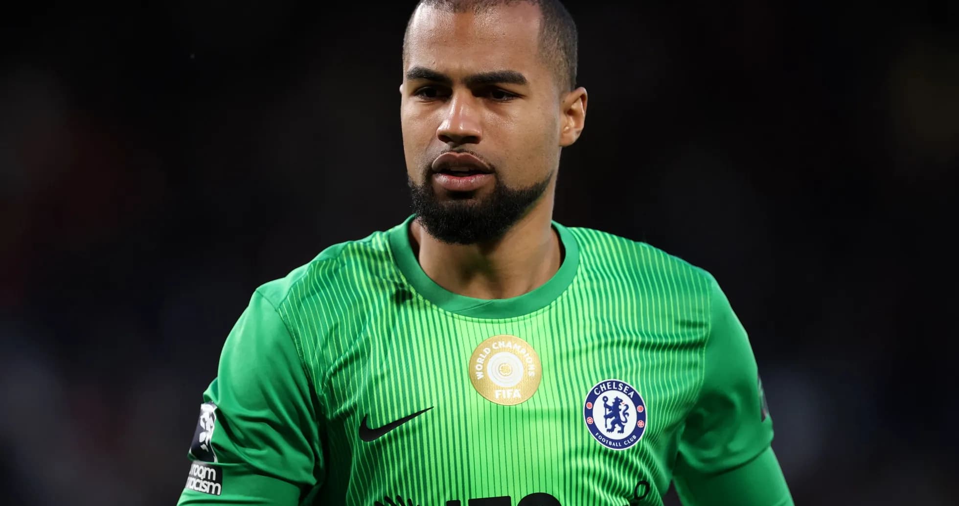 Portero de Chelsea en uniforme verde durante partido Portero de Chelsea en uniforme verde durante partido