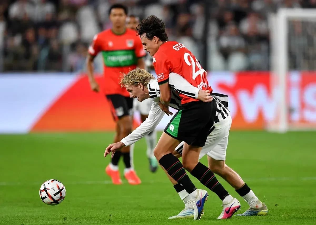 Jugadores luchando por el balón durante el partido Jugadores luchando por el balón durante el partido