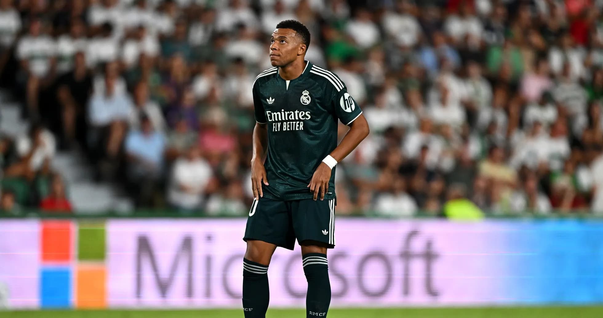 Jugador de Real Madrid en el campo durante partido Jugador de Real Madrid en el campo durante partido