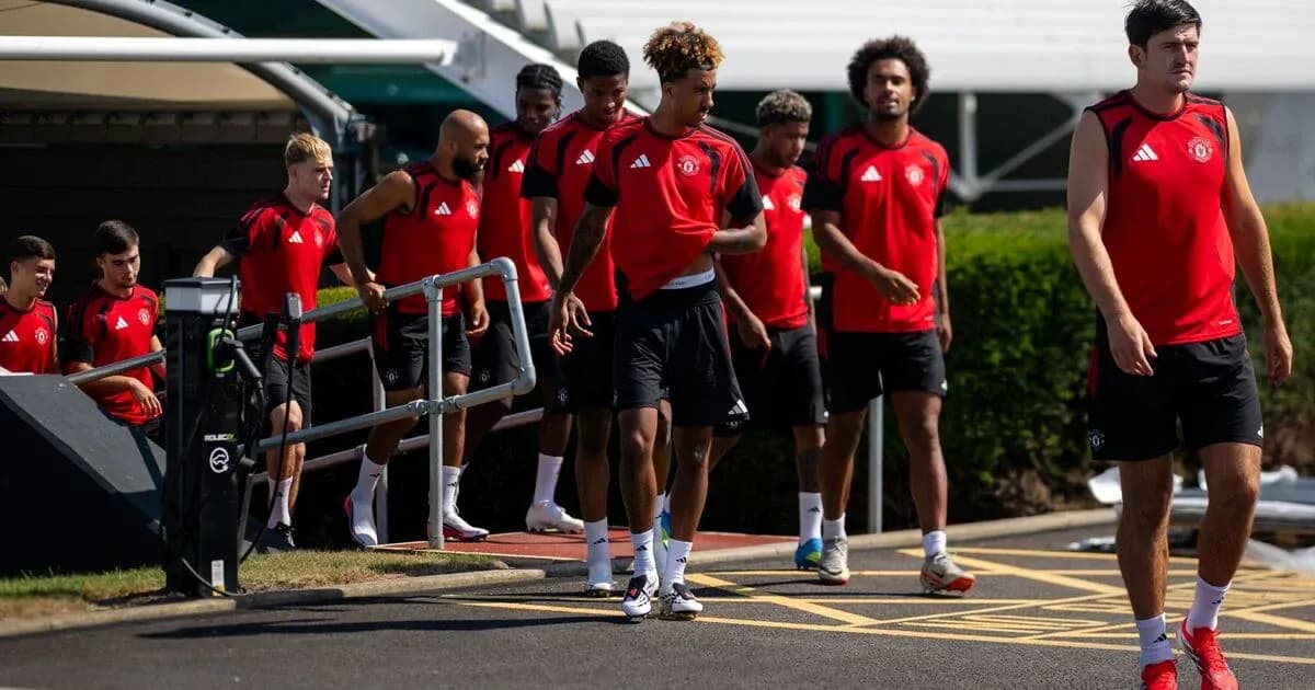Jugadores de Manchester United saliendo de entrenamiento Jugadores de Manchester United saliendo de entrenamiento