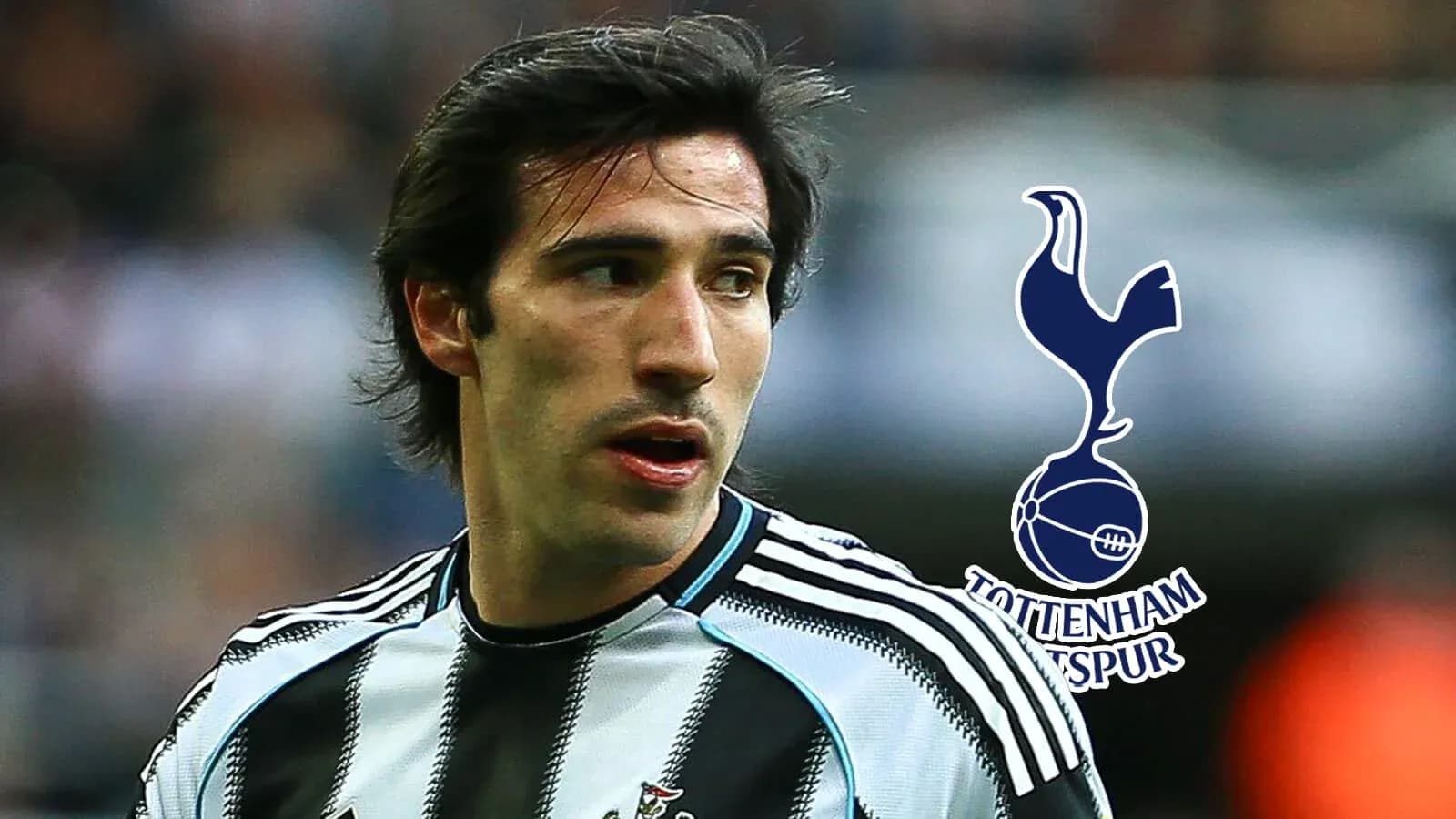 Jugador con camiseta de Newcastle y logo de Tottenham Jugador con camiseta de Newcastle y logo de Tottenham