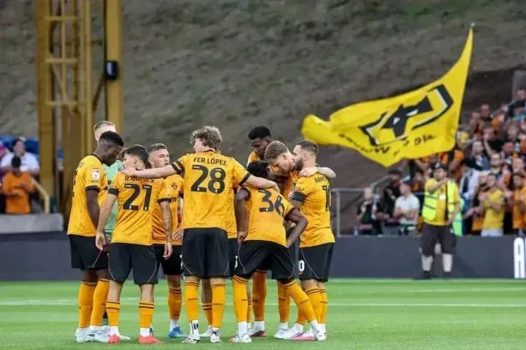 Jugadores de Wolverhampton en círculo antes del partido Jugadores de Wolverhampton en círculo antes del partido