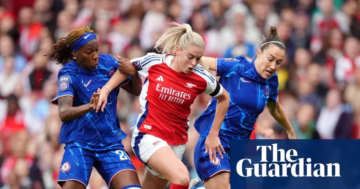 Jugadora de Arsenal rodeada por dos rivales de Chelsea Jugadora de Arsenal rodeada por dos rivales de Chelsea